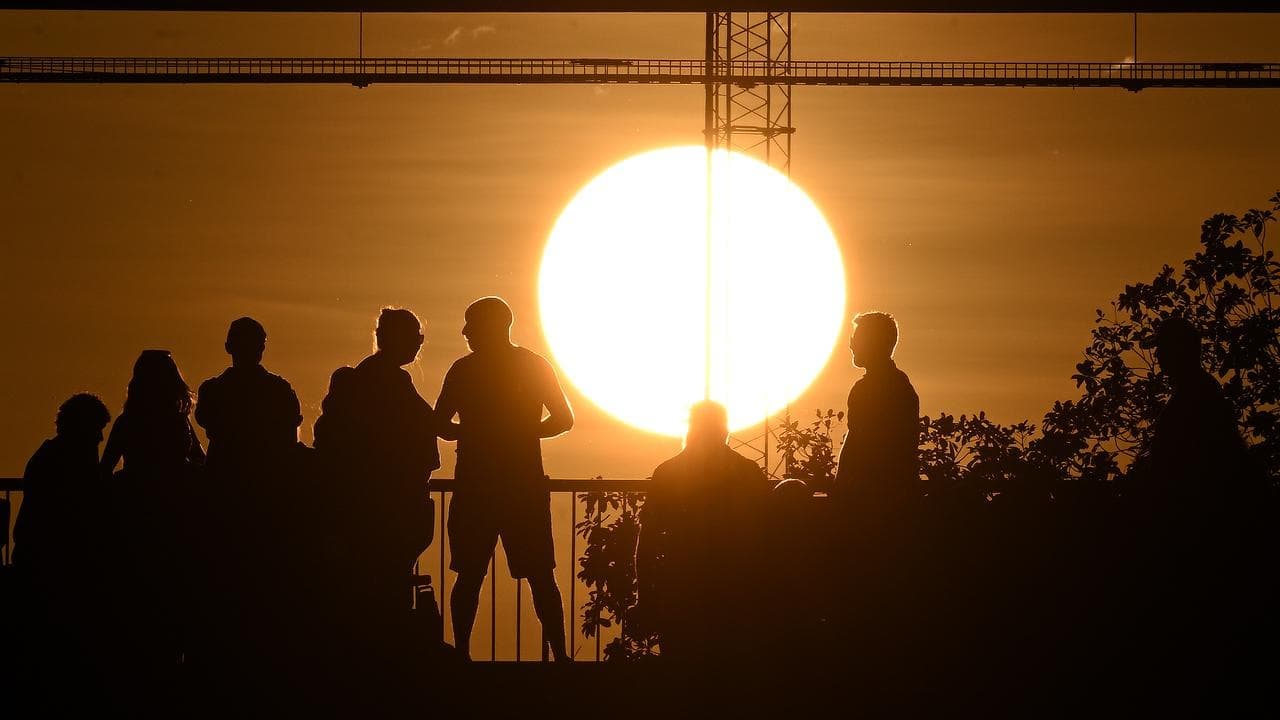 Hot topic: Aussies lose sleep and work to rising temps