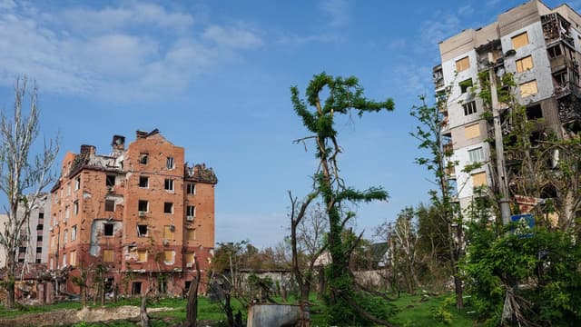 Truce in devastated city holds, Russia and Ukraine say