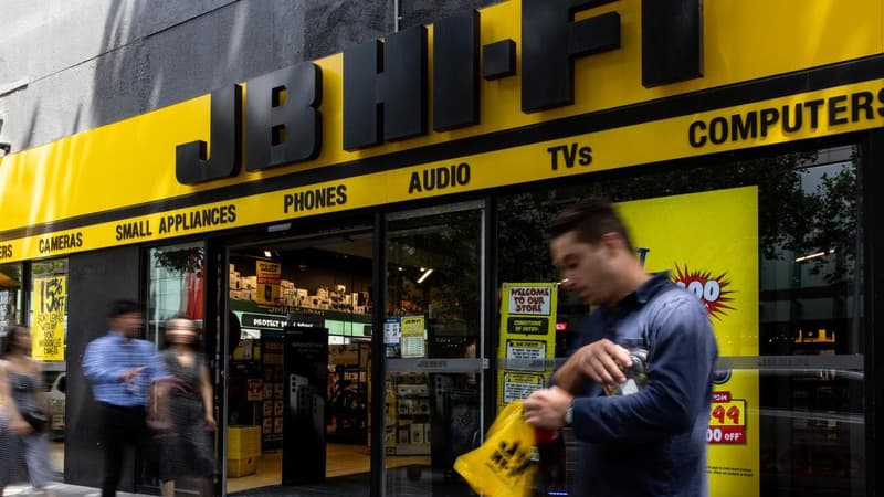 Bargain hunters blamed for sales dip at major retailer