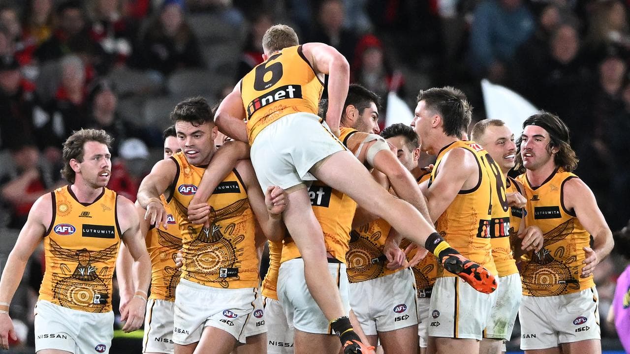 Hawks overcome inaccuracy for shock win over Saints