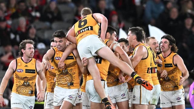 Hawks overcome inaccuracy for shock win over Saints