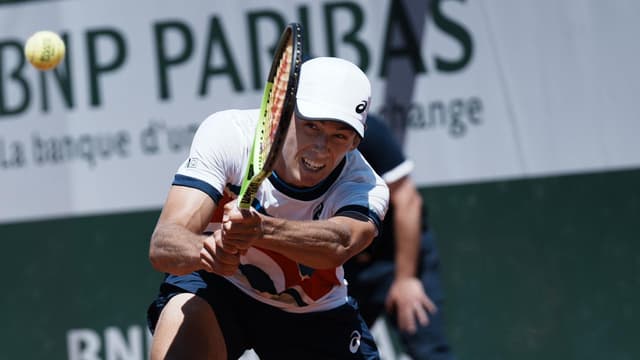 De Minaur leads four Aussie men into Paris second round