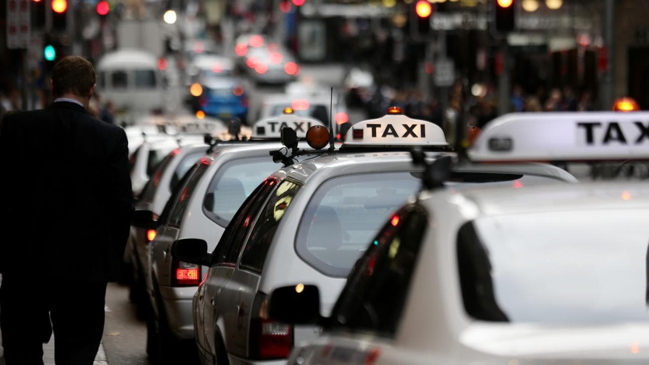 Crackdown on rogue taxi drivers in Sydney hotspots