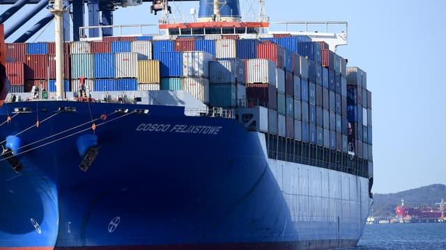 Australia's economy losing steam as pressures mount