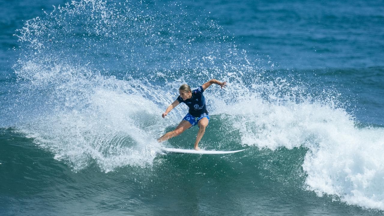 Wait goes on at El Salvador world surf event