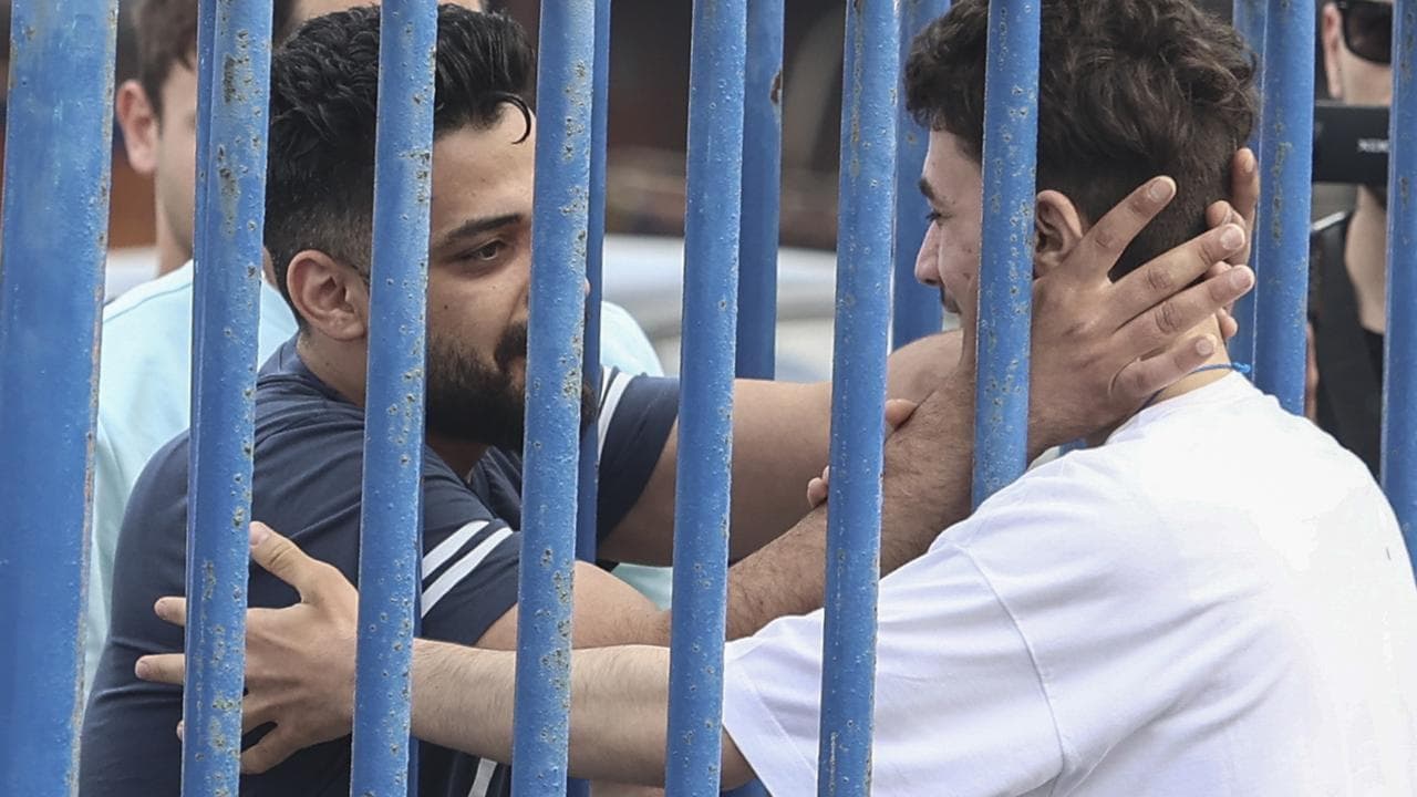 Hope fades as Greece searches for shipwreck survivors