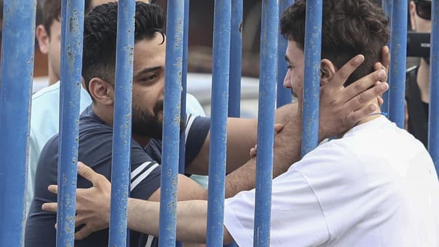 Hope fades as Greece searches for shipwreck survivors