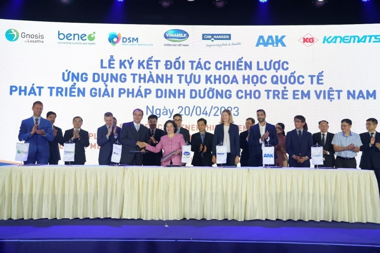 Vinamilk forms strategic partnerships with top global companies and receives Purity Award for children's milk powder