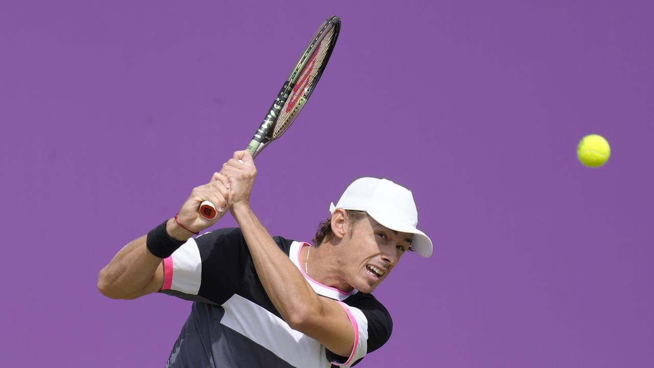 De Minaur battles his way into Queen's Club semi-finals