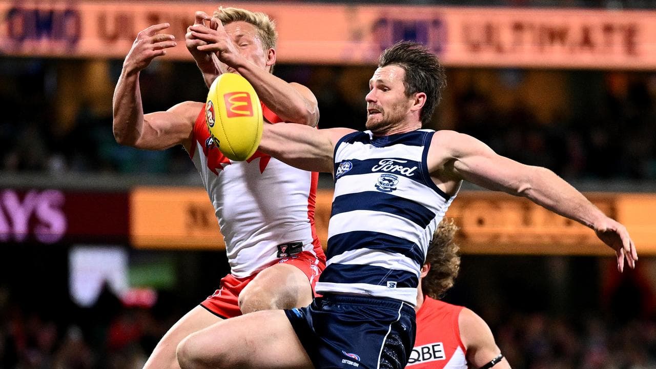 Heeney snatches thrilling draw for Swans against Cats
