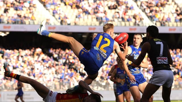 Lyon a disappointed 'father' as Saints scrape by Eagles