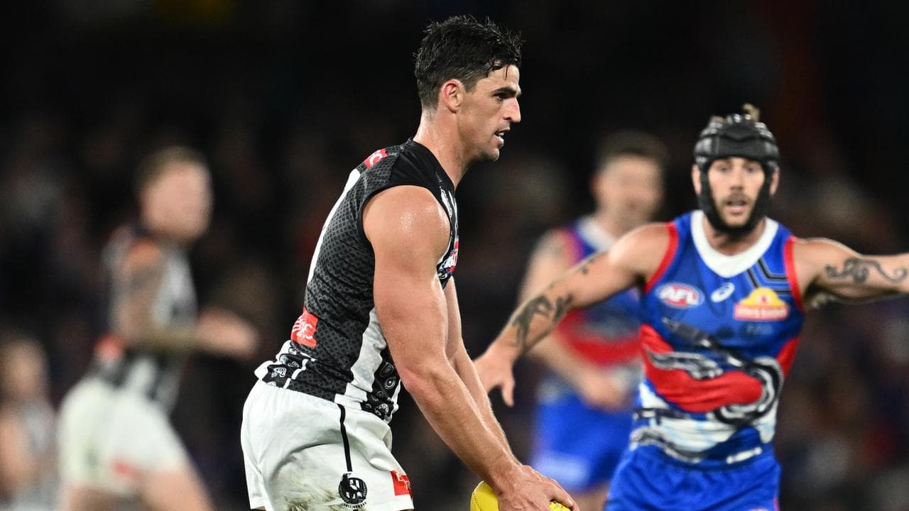 Magpies adapt and overcome against Bulldogs to stay top