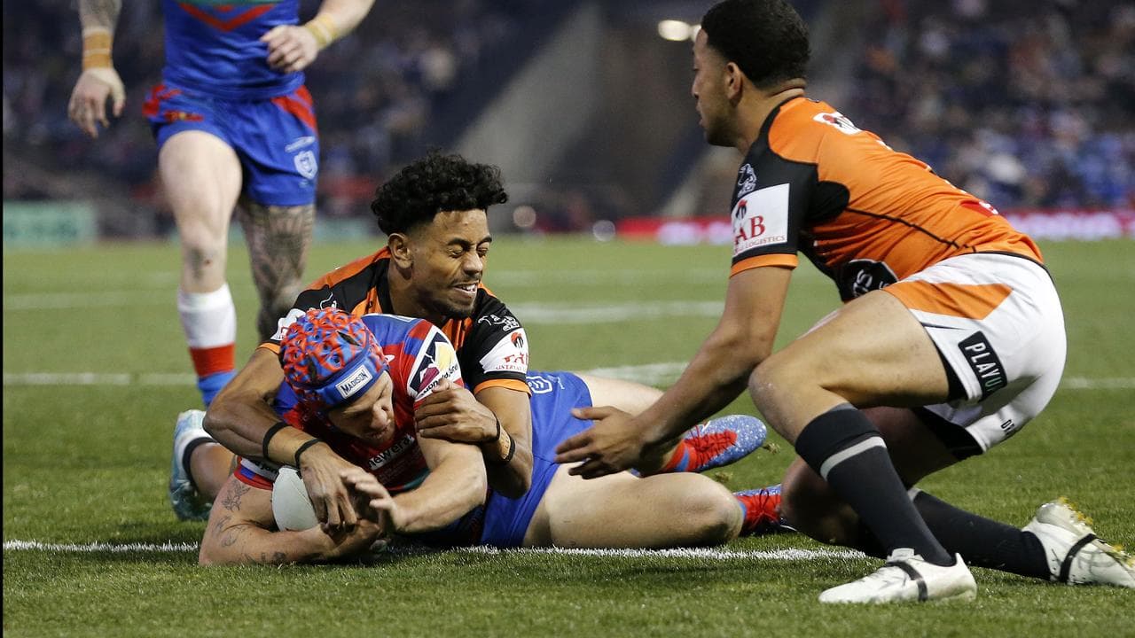 Ponga stars to keep Knights' finals hopes alive