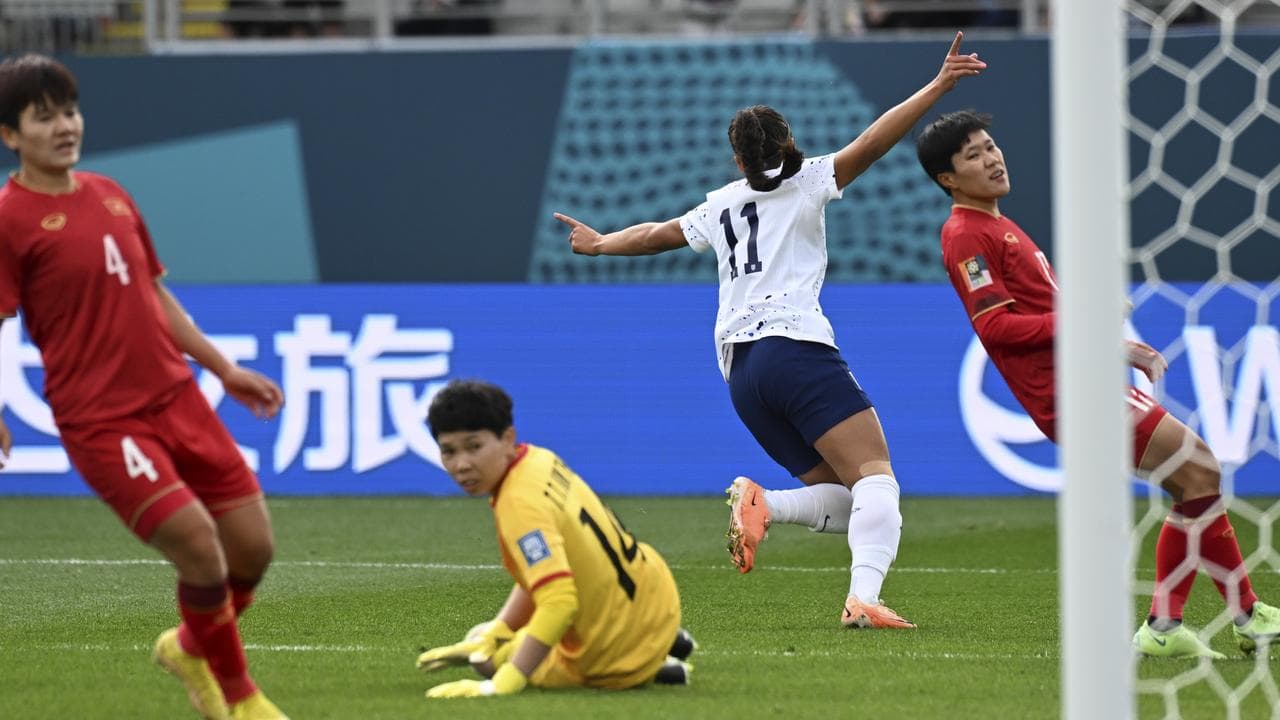 Smith doubles up as USA open World Cup with 3-0 win