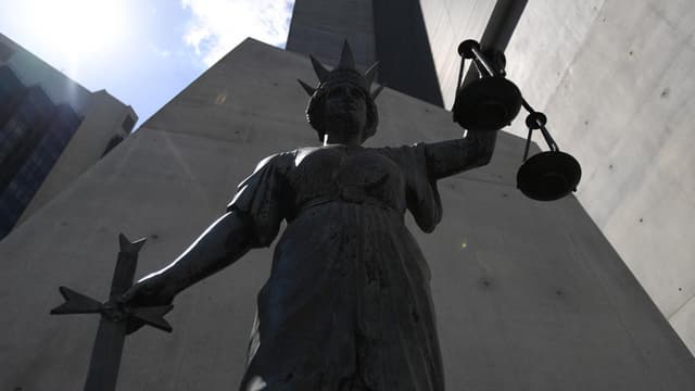 Pregnant woman threatened with chainsaw, blowtorch