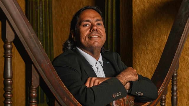 Barton's unique music builds a didge between two worlds