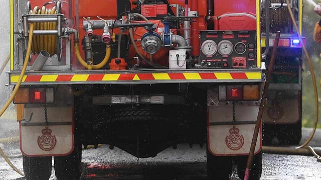 Volunteer firefighter charged with lighting bushfires