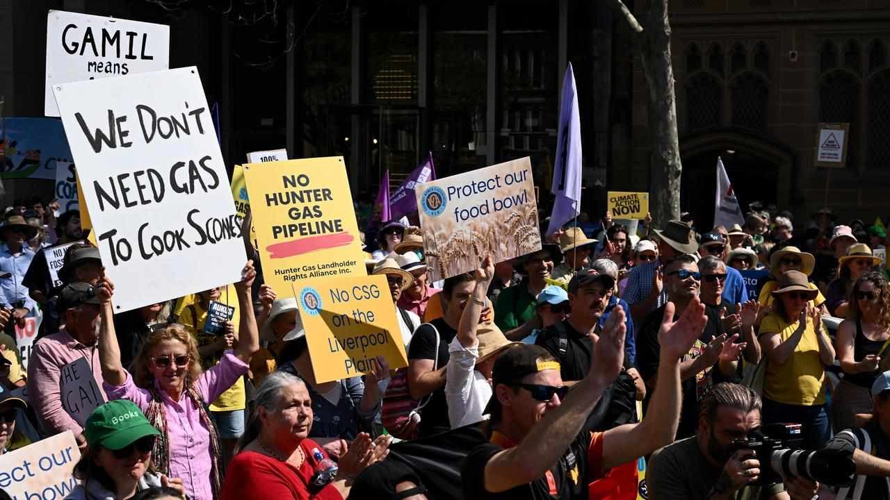 Hundreds rally against Santos coal seam gas plan