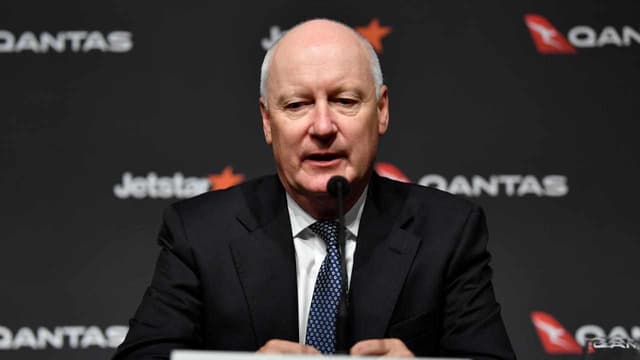 Pilots join calls for Qantas chairman to step down