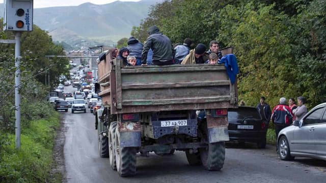 Thousands of ethnic Armenians rush to flee Karabakh