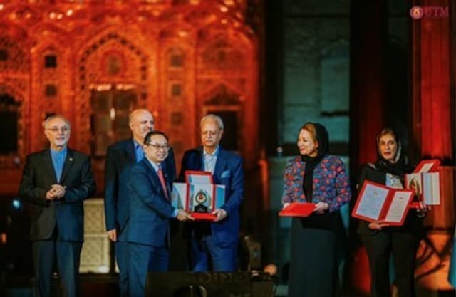 Vice-Chancellor of Universiti Teknologi Malaysia, Professor Ahmad Fauzi Ismail, receives the prestigious 2023 Mustafa (pbuh) Prize.
