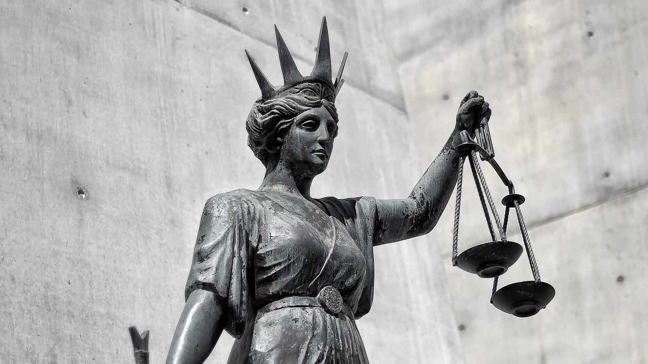 Ex-US navy pilot fights to postpone extradition hearing