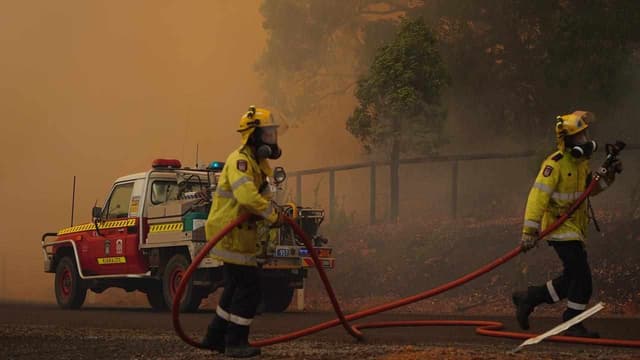 Bushfire threat to homes in Perth's west downgraded