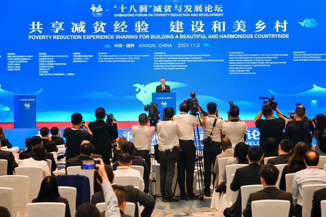 Shibadong Forum on Poverty Reduction and Development Held in Xiangxi, Hunan