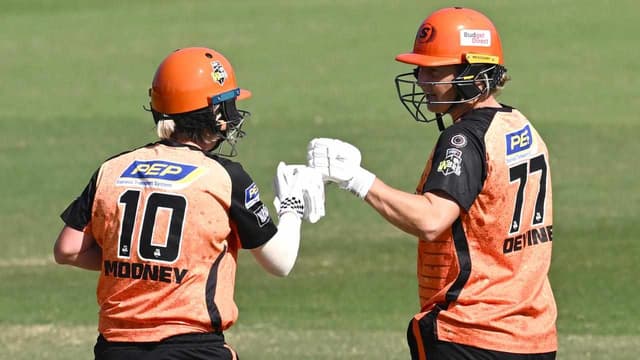 Scorchers belt 'Gades, Heat hold off Strikers in WBBL