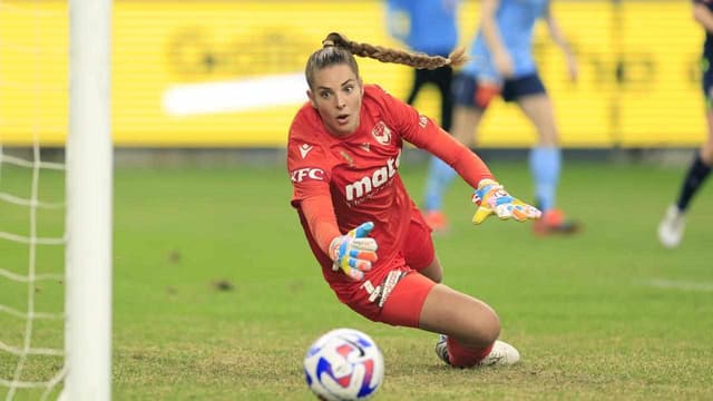 Goalkeeper Dumont signs for Mariners ALW