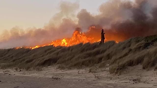 Homes lost to threatening coastal Tasmanian bushfire