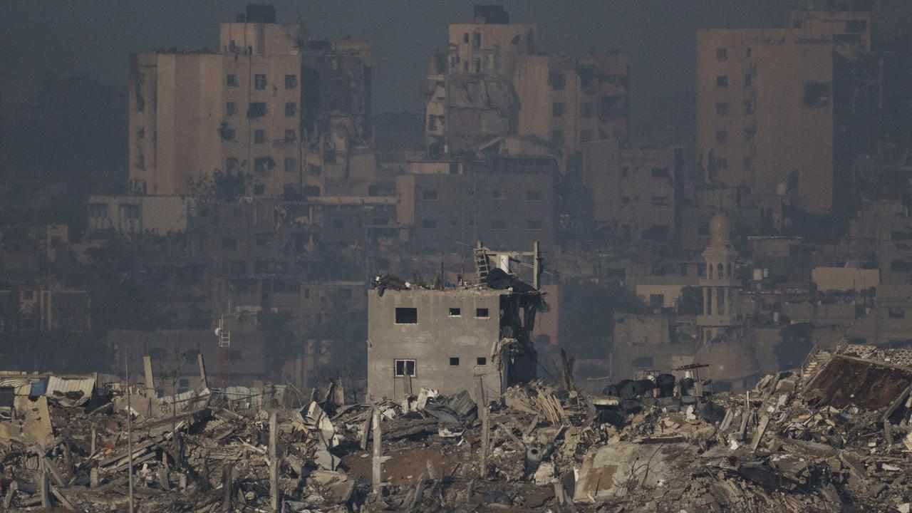 Israeli tanks 'near hospital' in embattled north Gaza