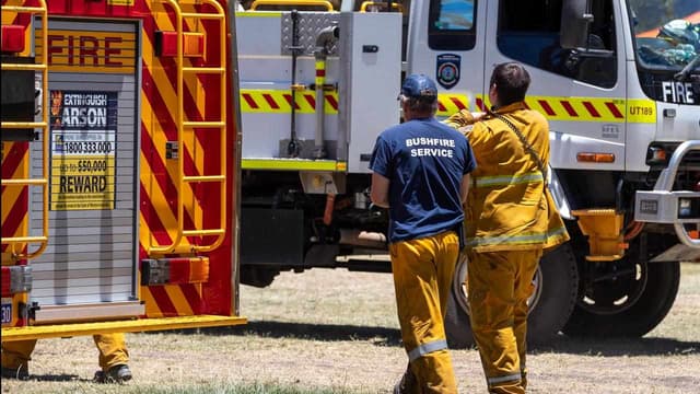 Fast moving bushfire threatening homes in Perth's north