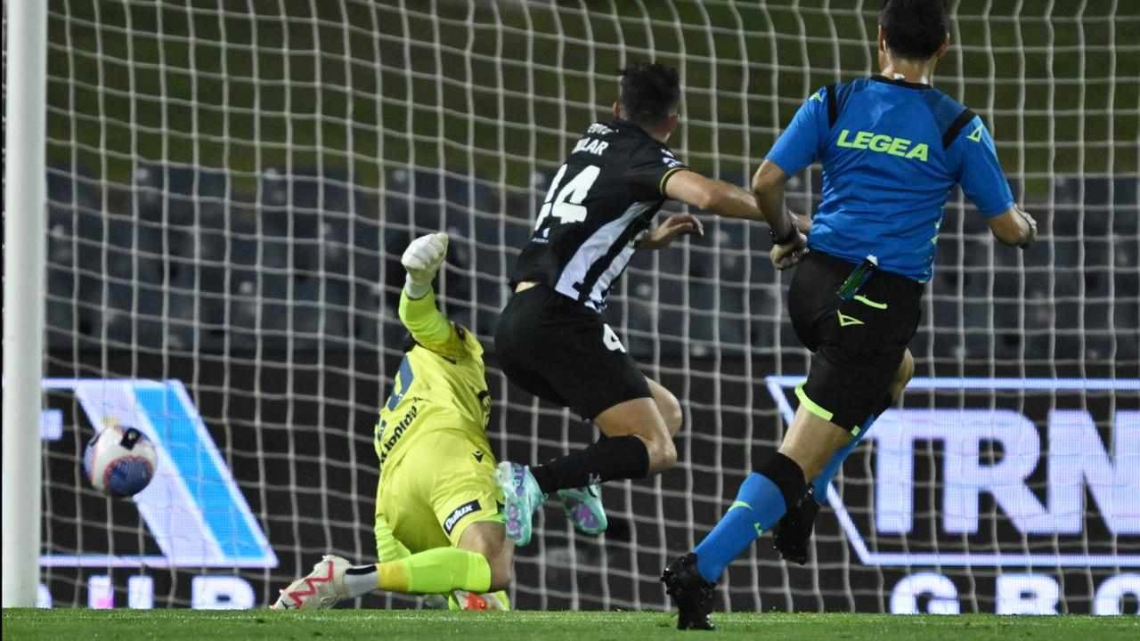 Victory's goal in 95th minute steals draw with Bulls