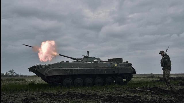 Russian forces advancing on Ukraine town from all sides