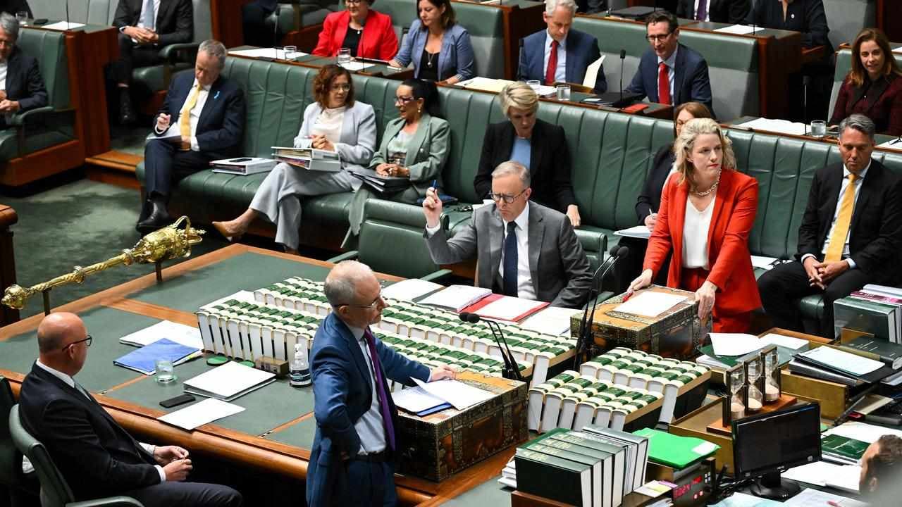 Bans on Nazi symbols and salute pass lower house
