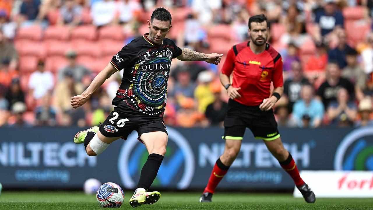 Jay O'Shea key for injury-hit Roar against Wanderers