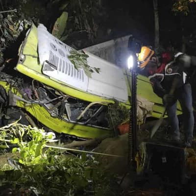 At least 17 killed as Philippines bus falls off cliff