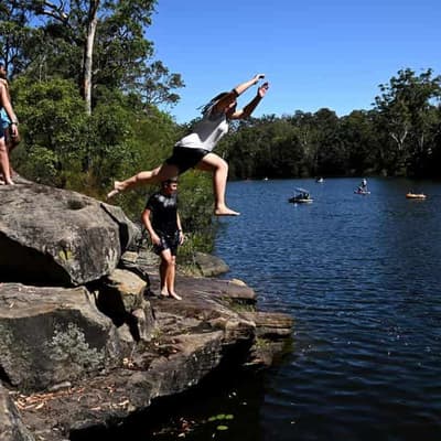 States swelter in 40C temps as bushfire risk soars