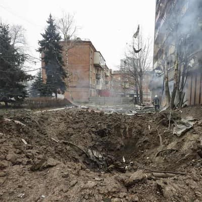 Ukraine says Russian missiles kill one, troops press on