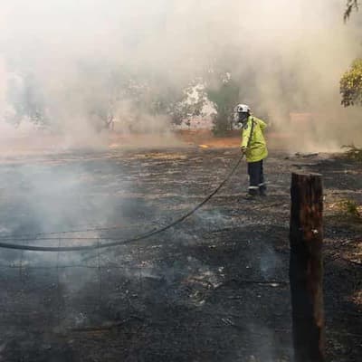 Firefighter dead as bushfire threatens homes in WA