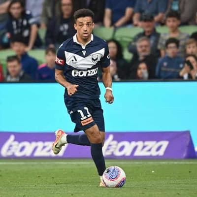 Folami scores late winner as Victory sink 10-man Glory