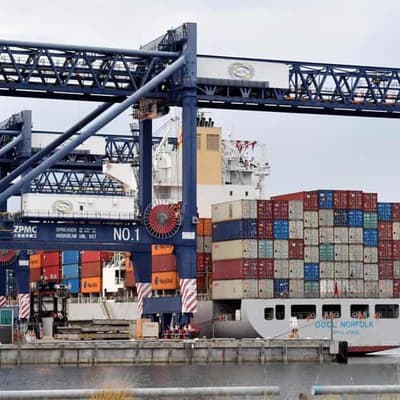 Unions sink calls for government role in port pay clash