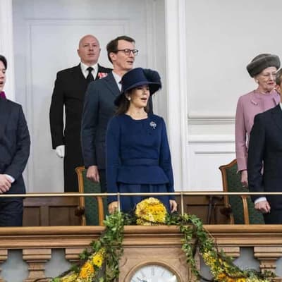 Mary steps out as Queen for right royal reception