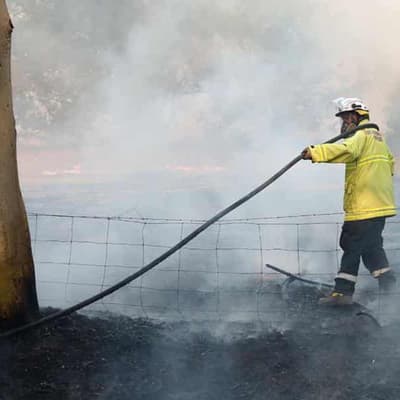 More homes destroyed as hot winds fan bushfire threat