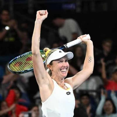 Hunter storms into third round of Australian Open