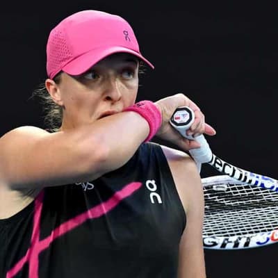 Teenager Noskova knocks world No.1 Swiatek out of Open