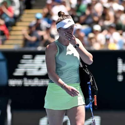 Svitolina hurt, Noskova through to last eight at Open