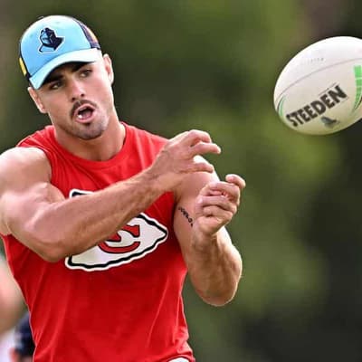 Smith-Shields puts heat on Kelly in Titans centre quest