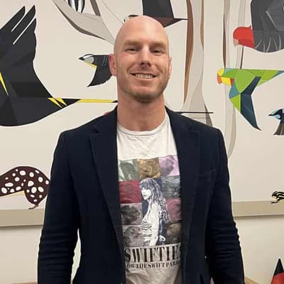 Taylor urged to fight for the swifties of the sky